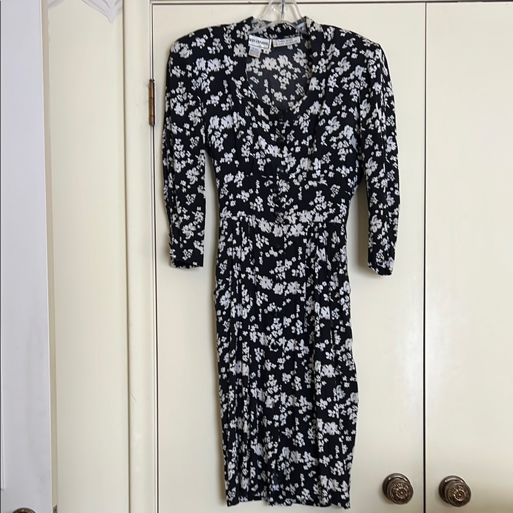 Karin Stevens Black and White V-Neck cinch waist Dress